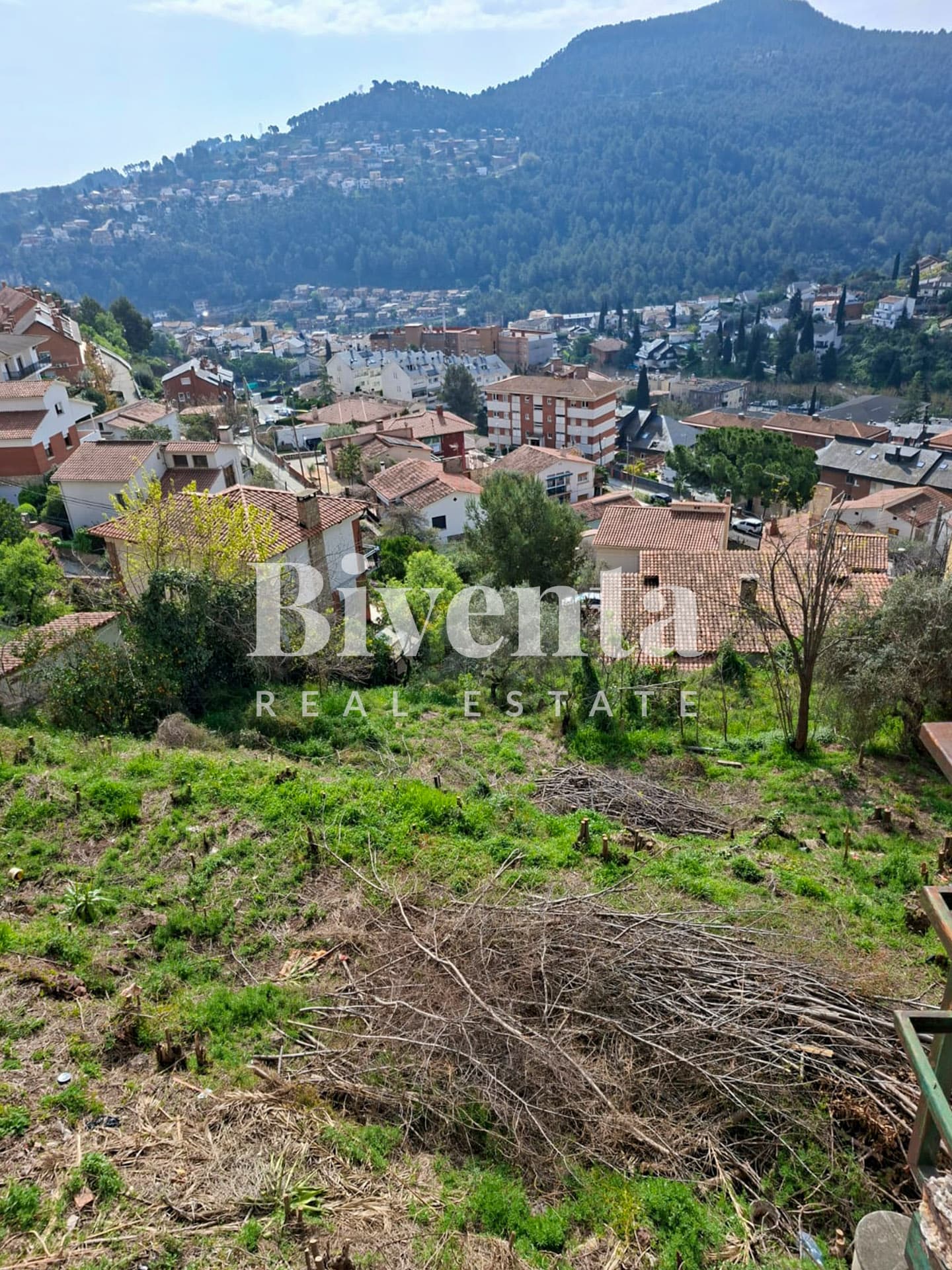 ¡Vistas infinitas en el corazón de Corbera! Solar urbano para la casa de tus sueños