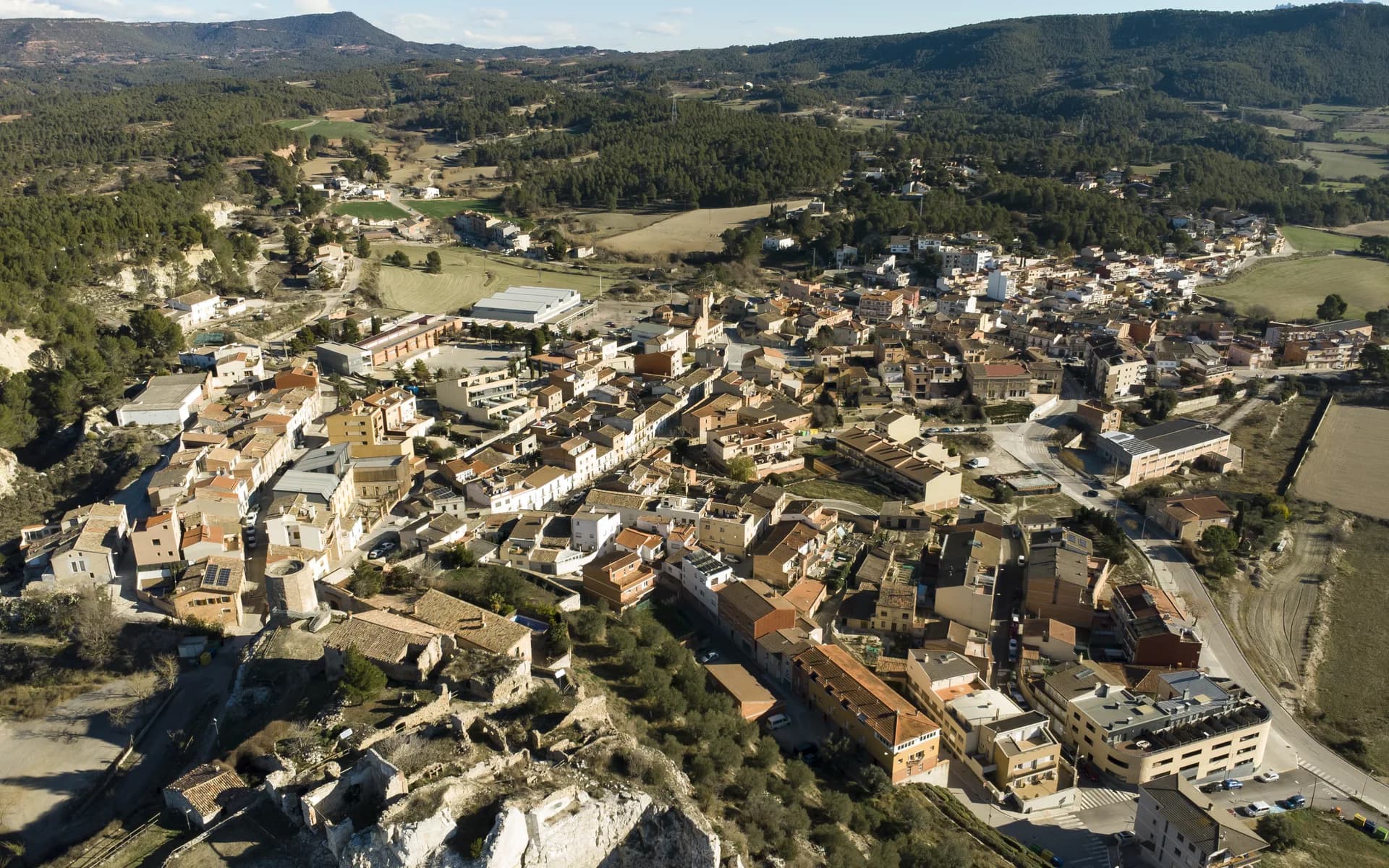 Vista aérea del núcleo de Òdena y su entorno